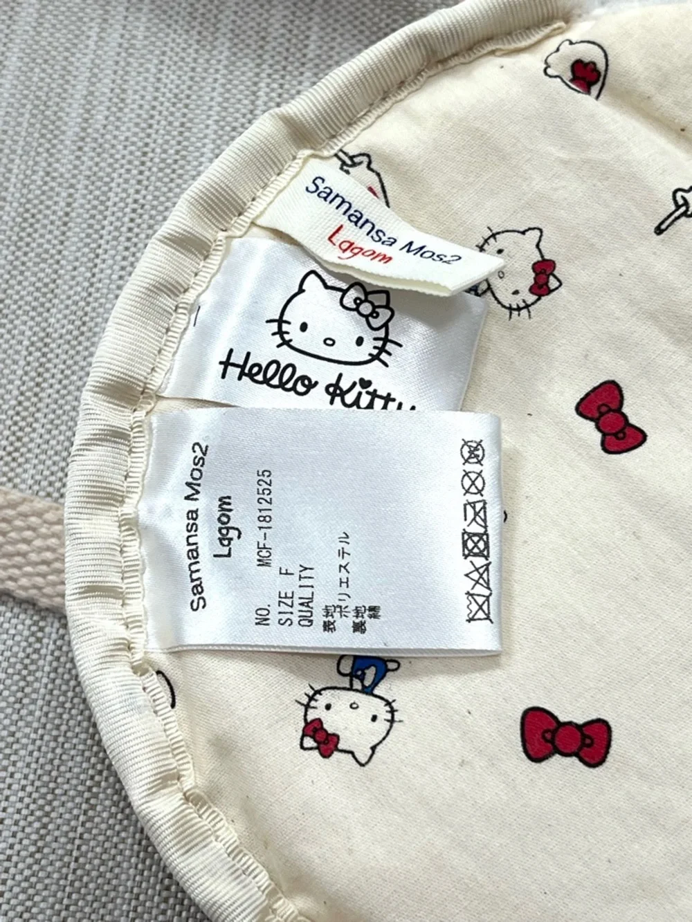Samansa Mos2 Lagom x Hello Kitty Cream Round Crossbody Bag